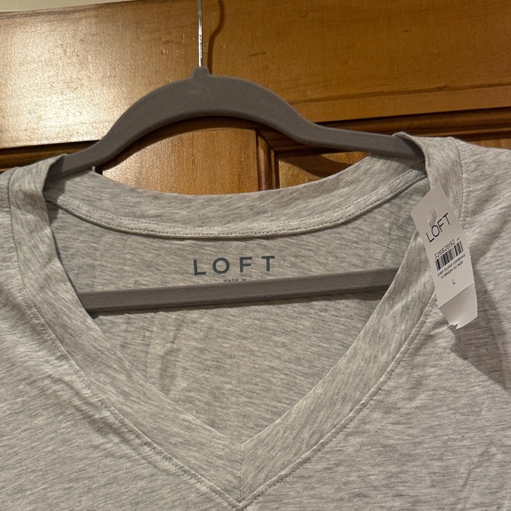 LOFT Women's Light Gray Short Sleeve V-Neck Tee - Picture 2 of 3
